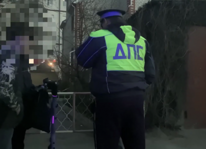 В Анапе полицейские остановили подростков за нарушения на электросамокатах