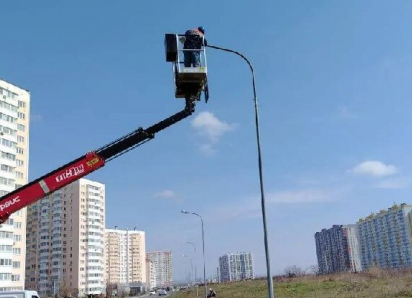 В микрорайоне Анапы ремонтируют уличное освещение