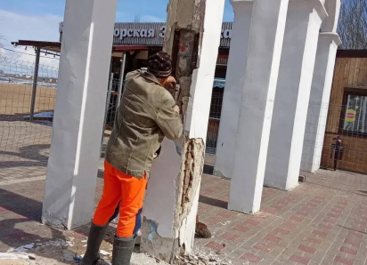 На Центральном пляже Анапы начали ремонт знаменитой арки
