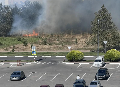 В Анапе горит поле за «Красной площадью»: густой дым затянул город