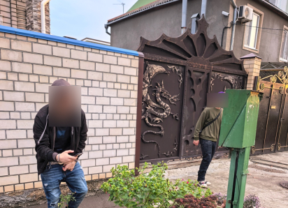 Подростки переворошили клумбу в Анапе в поисках закладки