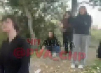 В Анапе подростки издевались над девочкой, шлепая ее по лицу 