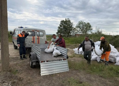 Уровень воды в Кубани контролируют у Джигинки: в Анапе укрепляют участки дамбы