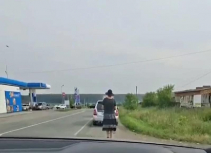 Женщина «заняла очередь» на АЗС пешком: и видео с ней сразу завирусилось