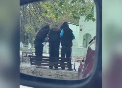 В Анапе установили школьниц после попытки сломать скамейку