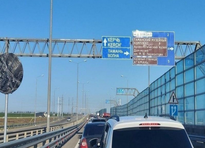 На Крымском мосту с обеих сторон скопилось более 1000 машин