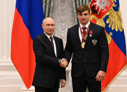 Путин вручил награду боксёру из Анапы Давиду Сурову в Кремле