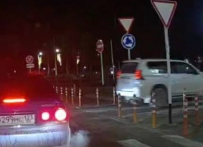 На кольце в Анапе едва не произошло ДТП из-за опасного манёвра
