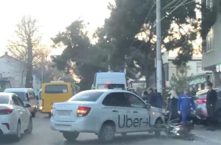 В центре Анапы таксист врезался в мотоциклиста