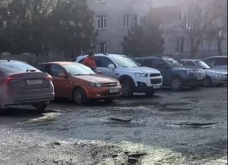 Стало известно, когда заасфальтируют парковку у детской поликлиники в Алексеевке