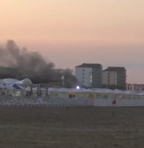 12 человек эвакуировали в Анапе по причине пожара рядом с пляжем