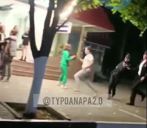 «Звёзды реслинга курят в стороне»: полиция вмешалась в крутые разборки в центре Анапы