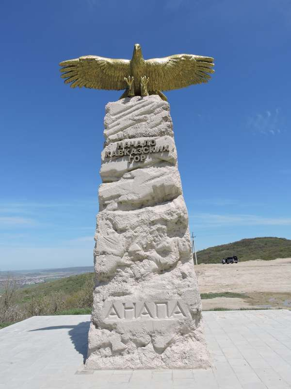 Начало Кавказского хребта в Анапе охраняет величественная птица