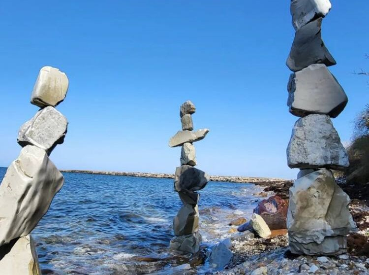 Познал внутренний баланс: анапчанин строит каменные пирамиды на море