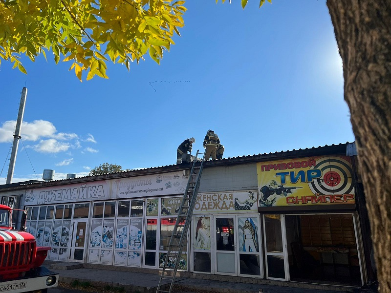 В Анапе задымился еще один торговый павильон – пожарные вскрывали крышу