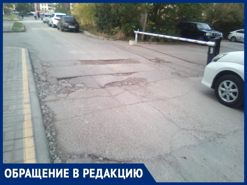 «Ходовая часть летит только так» – жители улицы Владимирской сетуют на состояние дороги во дворе