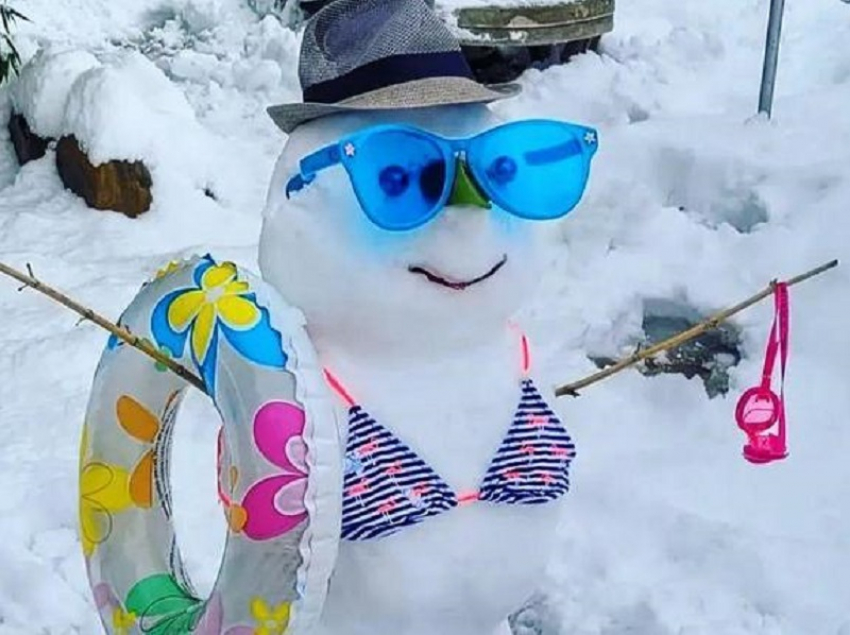 Котики, ботинок, дама на пляже: самые интересные снеговики Анапы и других курортов