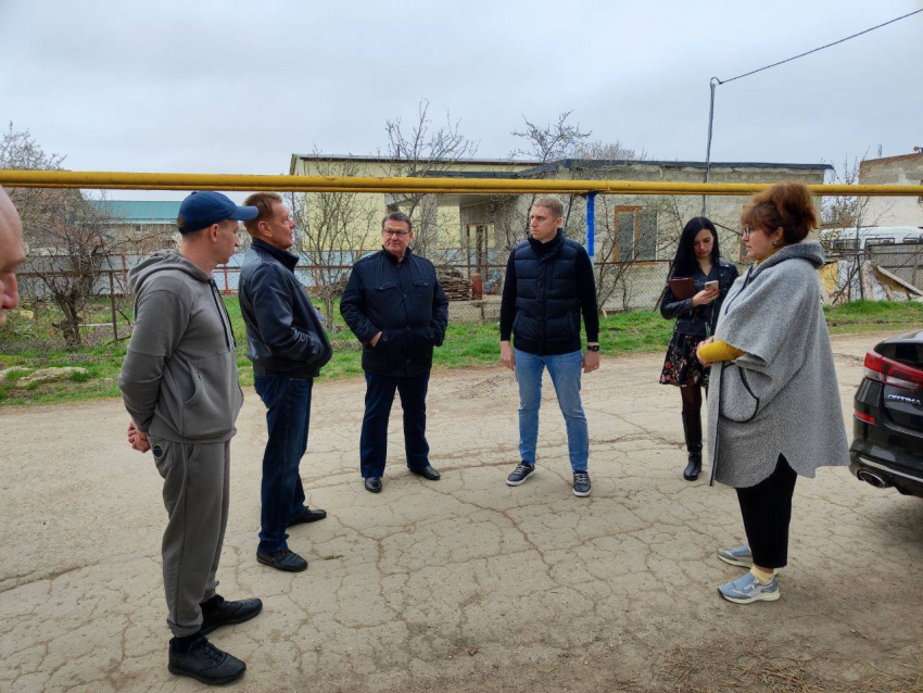 В хуторе Красном под Анапой решают проблему с водоотведением в МКД