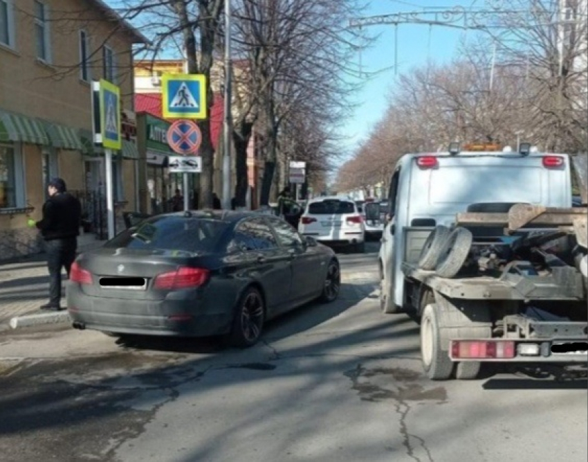 В Анапе за неправильную парковку водителя «БМВ» могут оштрафовать на 2500 рублей