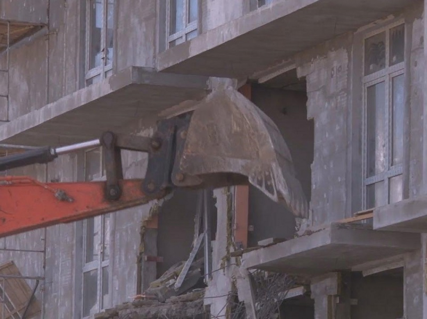 В Анапе продолжается снос корпусов зданий в селе Витязево