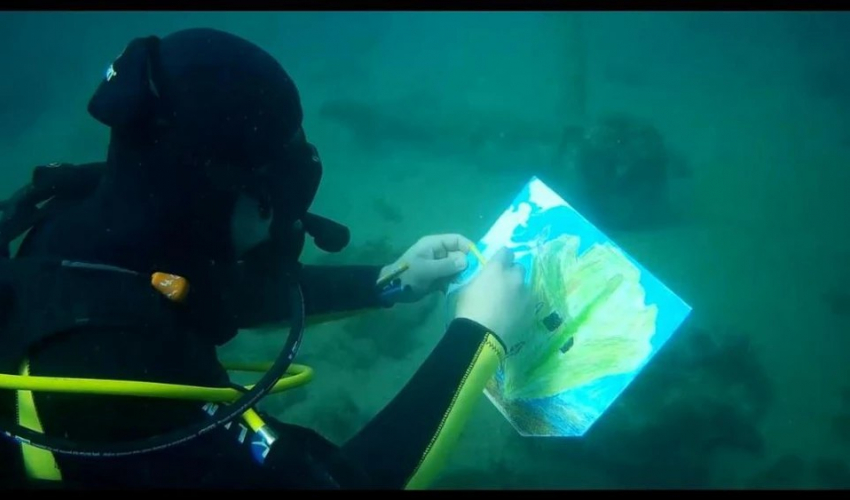 Подводный художник Анапы: парадайвер из Москвы рисует картины под водой в Черном море