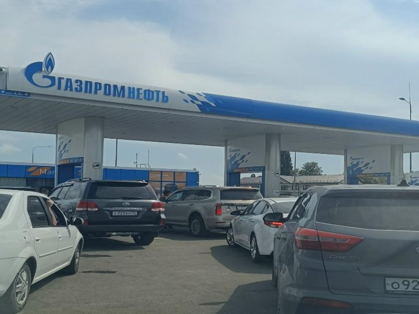 Топливный бум в Анапе: АИ-95 в дефиците, очередь — час, лимит — 30 литров