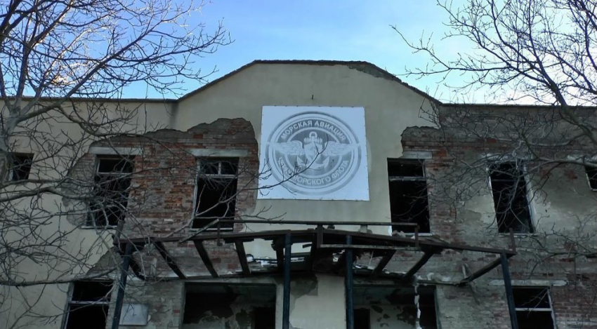 В разрушенном здании бывшего штаба авиации под Анапой местные школьники устраивают опасные игры