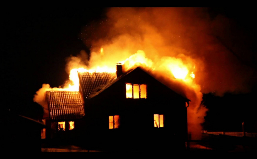 Ночью в посёлке под Анапой загорелся жилой дом