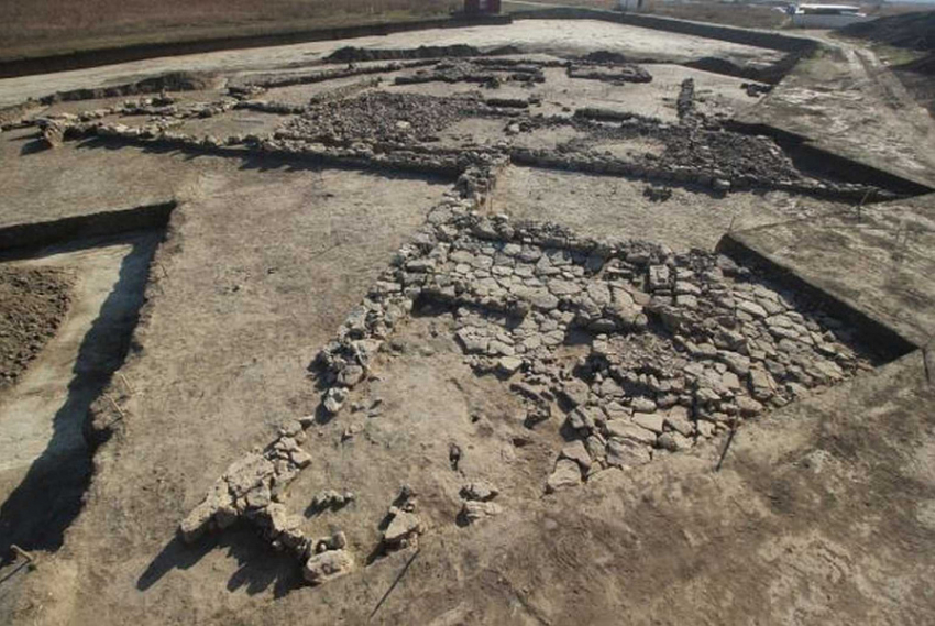 Под Анапой строители наткнулись на участок древней античной дороги