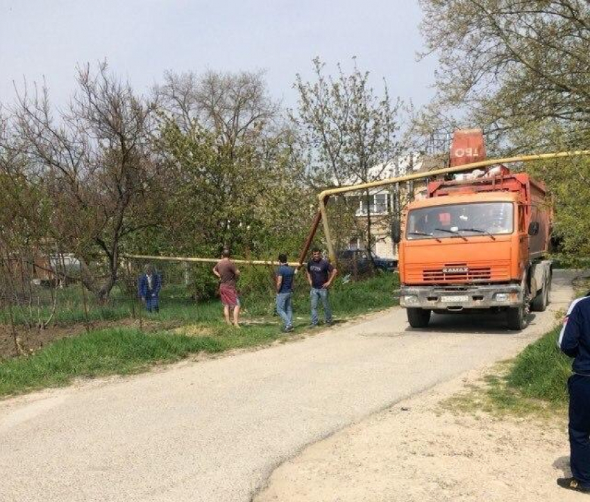 В Гай-Кодзоре под Анапой мусоровоз снёс газовую трубу и вызвал утечку газа