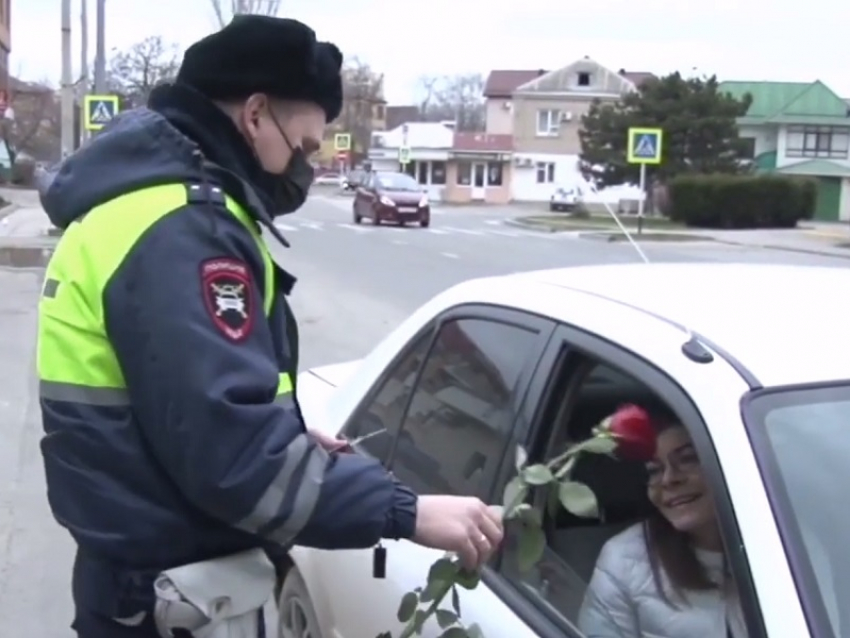 Полицейские Анапы сегодня останавливали женщин за рулем… и дарили розы