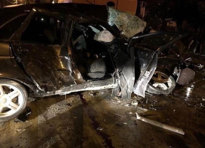 В ночном ДТП в Анапе погибли двое 22-летних парней