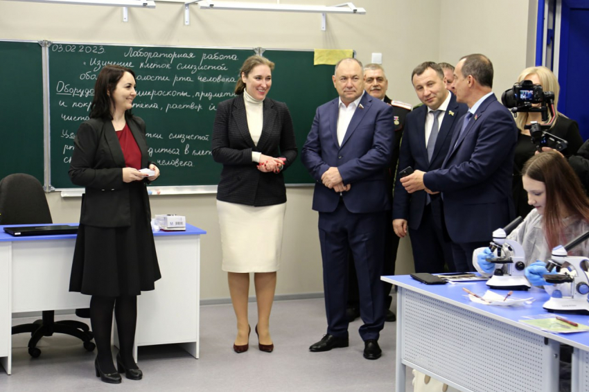  Новую школу в Анапе посетили депутат Госдумы Иван Демченко и спикер ЗСК Юрий Бурлачко