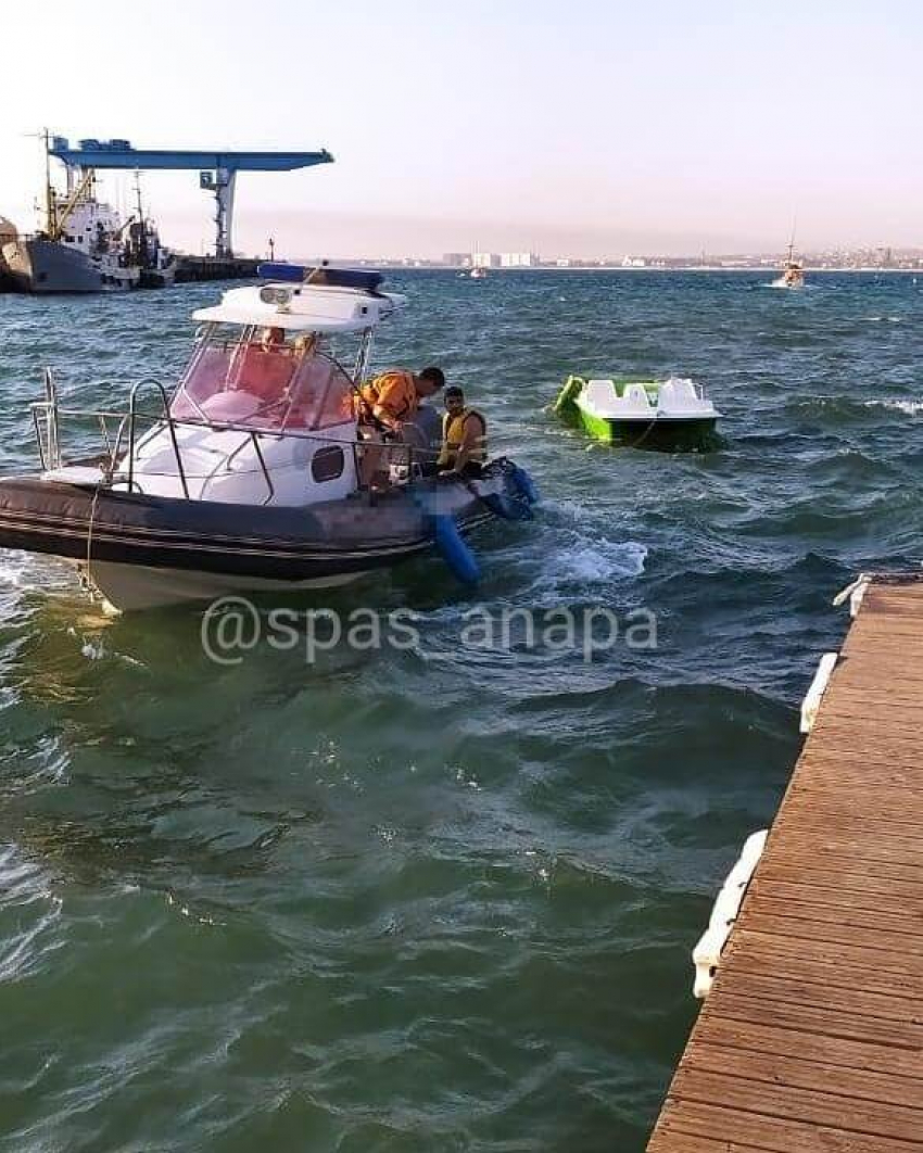 В Анапе четырёх туристов на катамаране унесло в открытое море