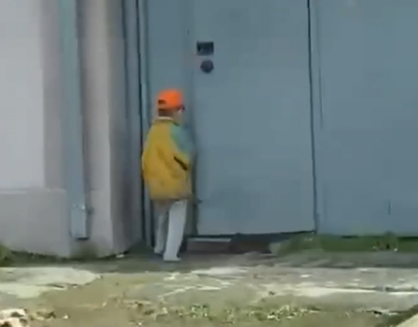В центре Анапы маленький мальчик с босыми ногами ходит по улицам без присмотра