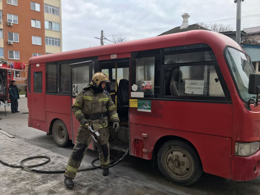 В Анапе рано утром горели вагончики, а днём задымился пассажирский автобус