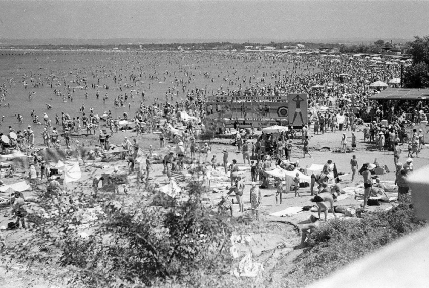 Интересный факт: летом 1972 года на анапском пляже яблоку негде было упасть