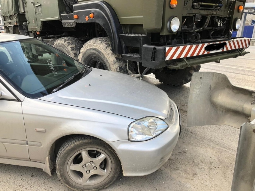 На трассе недалеко от Анапы легковушка попала под колёса военного грузовика