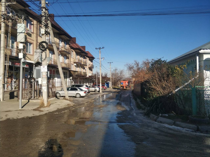 На улице Гагарина в Супсехе анапские рабочие убрали лёд