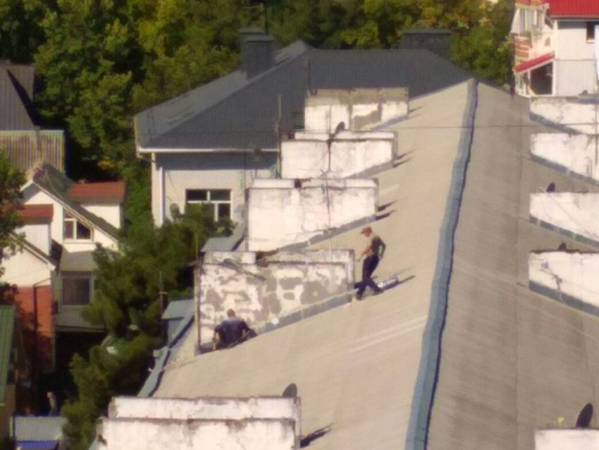 Бессмысленный риск: в Анапе заметили двоих мужчин на двускатной крыше пятиэтажки