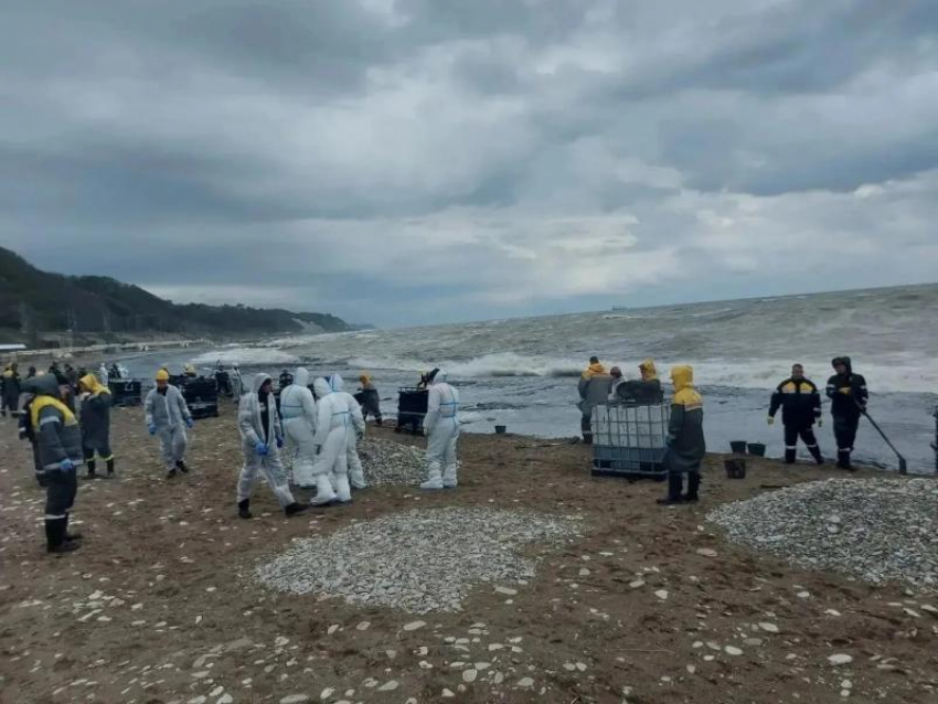 В Туапсе в активной фазе операция по ликвидации разлива нефтепродуктов