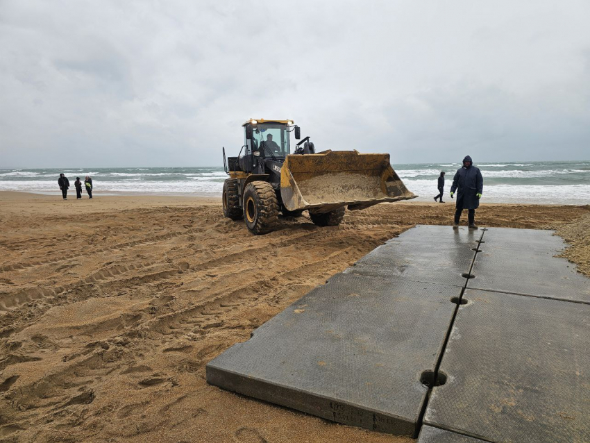 Анапа приступила к обновлению пляжей после загрязнения
