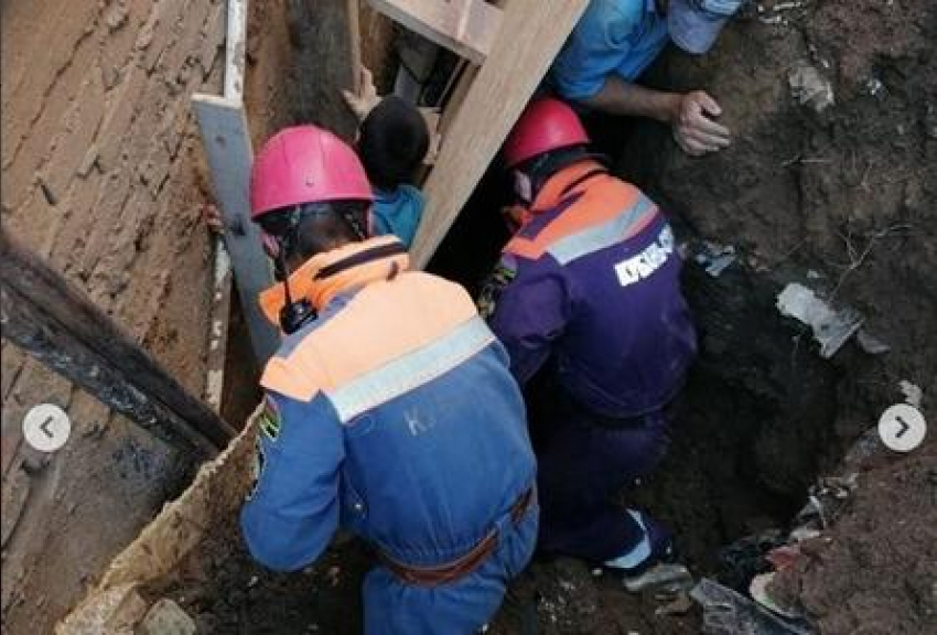 В Витязево под Анапой мужчину засыпало землёй: пришлось вызывать спасателей