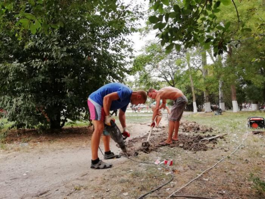 В Анапе продолжают обустраивать «народные тропы» тротуарной плиткой