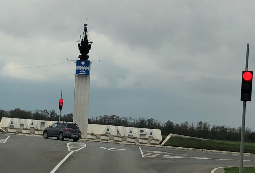В Анапе на повороте  в аэропорт, где происходят жуткие ДТП, установили светофор