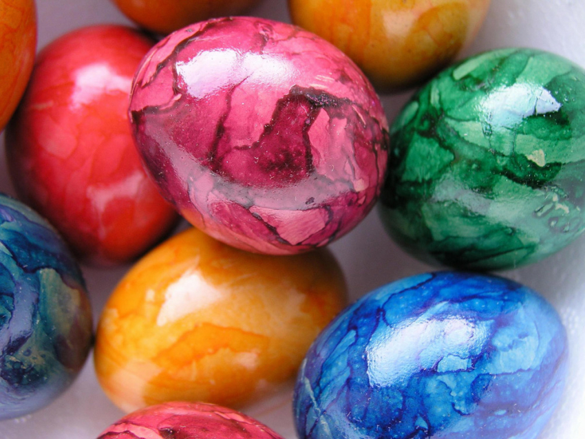 Почему на Пасху принято красить яйца?