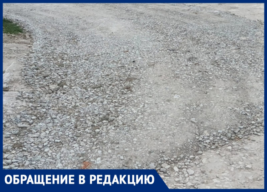В Супсехе под Анапой рабочие отсыпали дорогу щебнем наполовину и уехали: жители недовольны