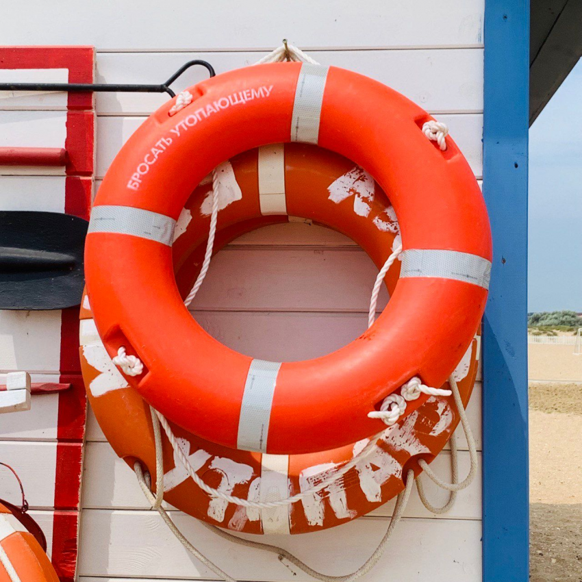 В Анапе запретили купаться в море с матрасами и кругами