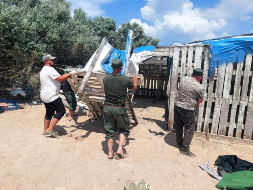 На Бугазской косе снесли самовольные пляжные постройки