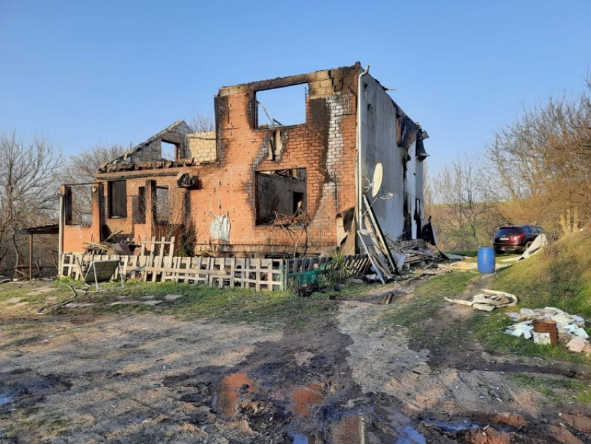 В хуторе Верхний Чекон под Анапой дотла выгорел двухэтажный дом